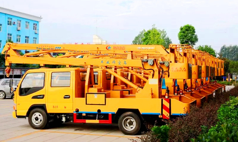 行駛中的高空作業(yè)車(chē)需要注意哪些？