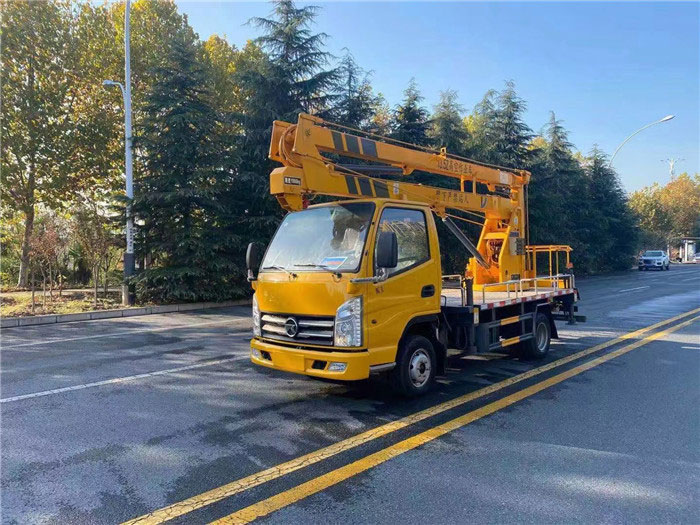凱馬藍牌汽油發(fā)動機13.5米高空作業(yè)車