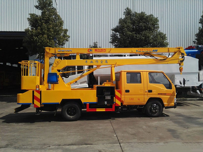 內(nèi)蒙古江鈴曲臂式高空作業(yè)車(chē)整車(chē)待發(fā)