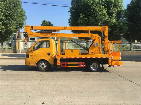 國六藍牌東風途逸13米折臂高空作業(yè)車