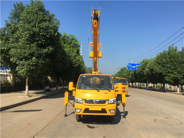 國六藍牌東風途逸13米折臂高空作業(yè)車