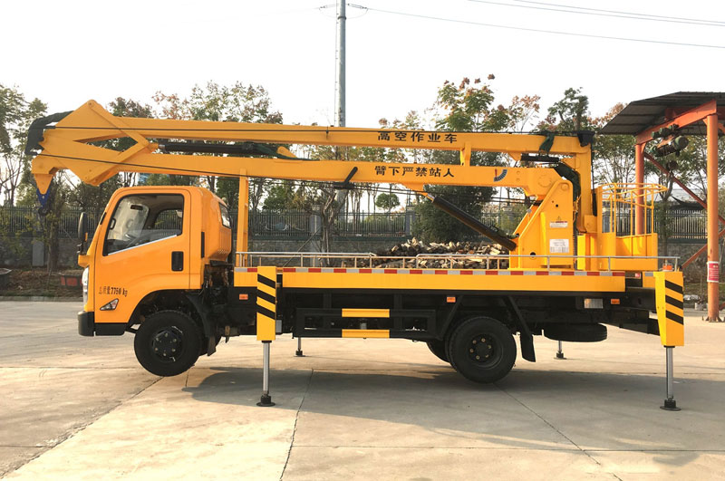 江鈴凱銳18米三節(jié)折疊臂高空作業(yè)車(chē)