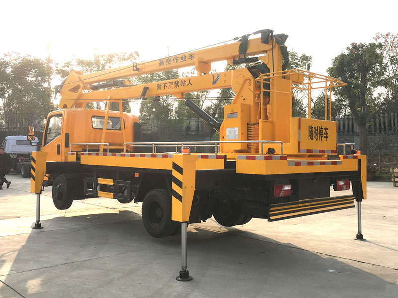 江鈴凱銳18米三節(jié)折疊臂高空作業(yè)車(chē)