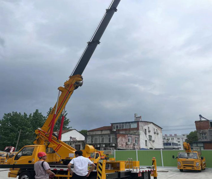 江鈴順達(dá)國(guó)六25米27米藍(lán)牌伸縮臂高空作業(yè)車(chē)