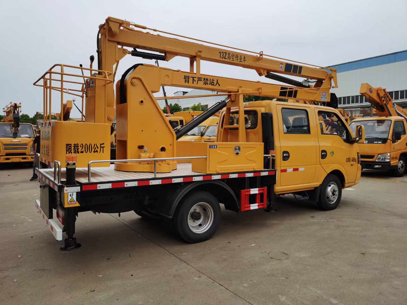 東風途逸13米藍牌折臂高空作業(yè)車